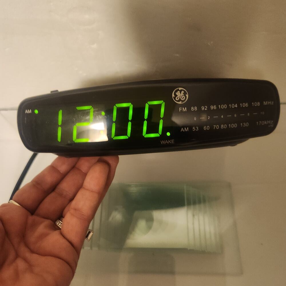 Vintage GE Alarm Clock/Radio Model: 7-4836B